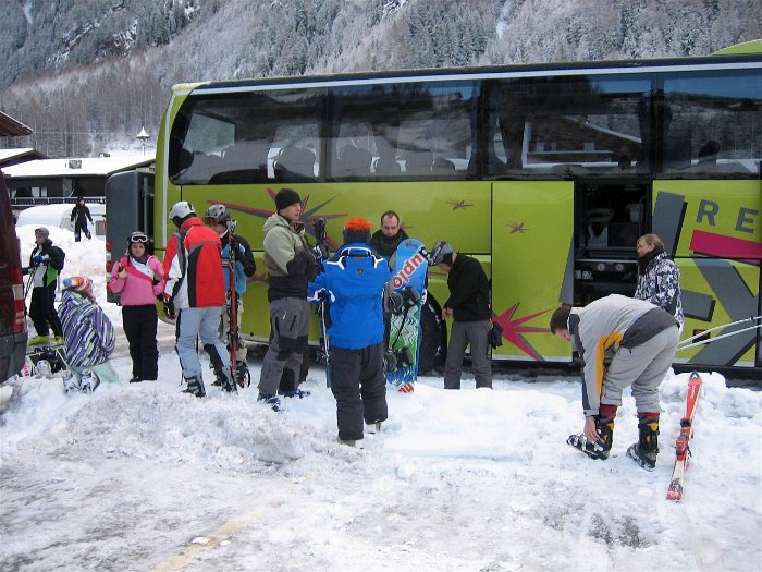 64_Skischuhe_anziehen