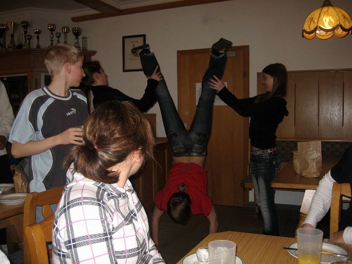 H28_Handstand_fuer_Lunchpacket