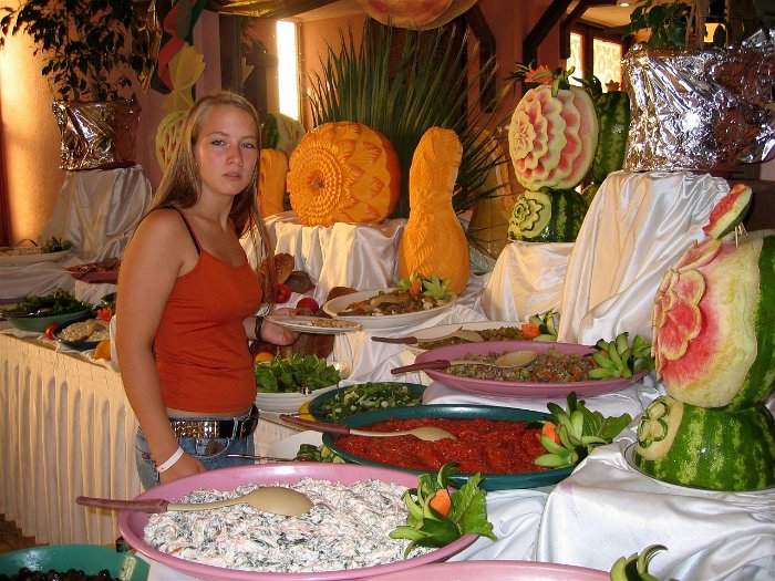 26_Steffi_beim_Salat