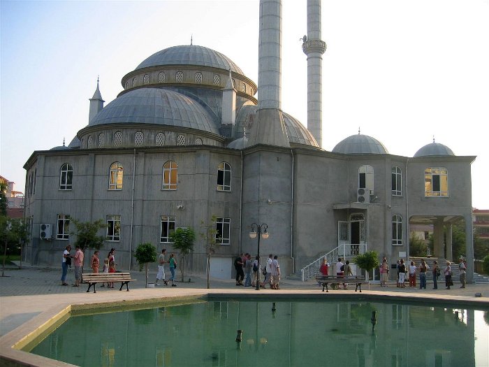 61_Vor_der_Moschee